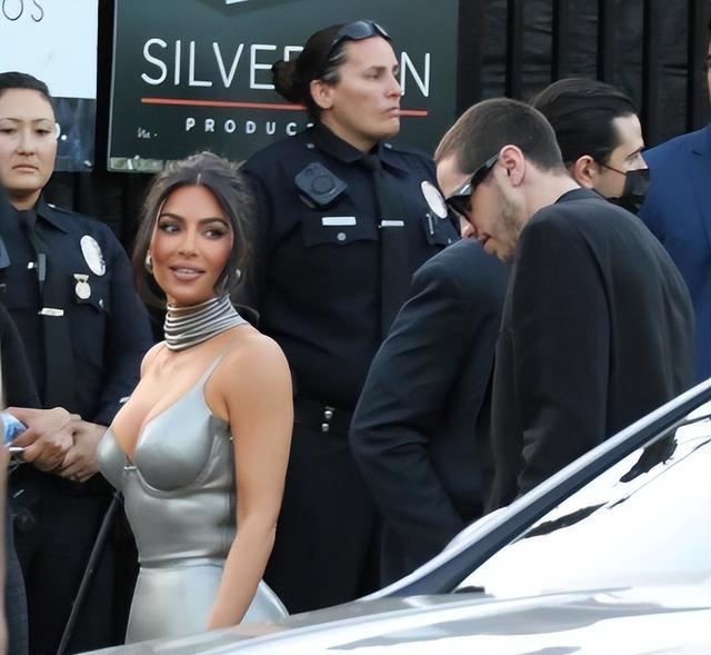 金·卡戴珊|卡戴珊喜迎第二春!41岁腹肌明显没一丝赘肉,小13岁男友年轻帅气