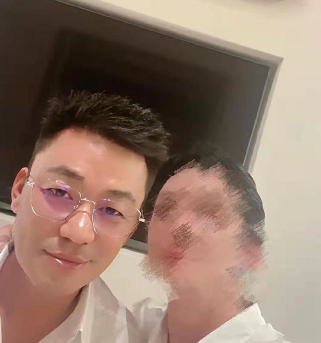 王宝强|王宝强最新近照引热议，模样大变酷似汪小菲，好友被指像王思聪