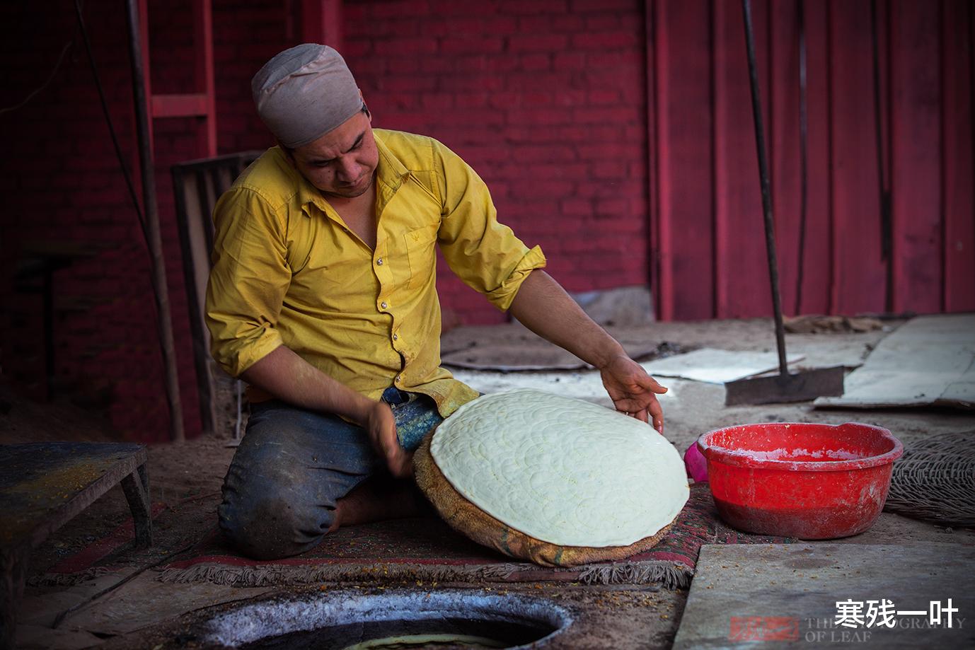 新疆维吾尔自治区|探寻传说中的新疆库车大馕，车轮大的馕4元一个，够一家人吃一天