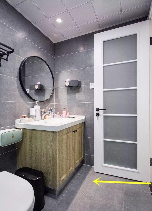 卫生间和厨房共用一扇门,奇葩户型也有解决方案,这4招也不麻烦