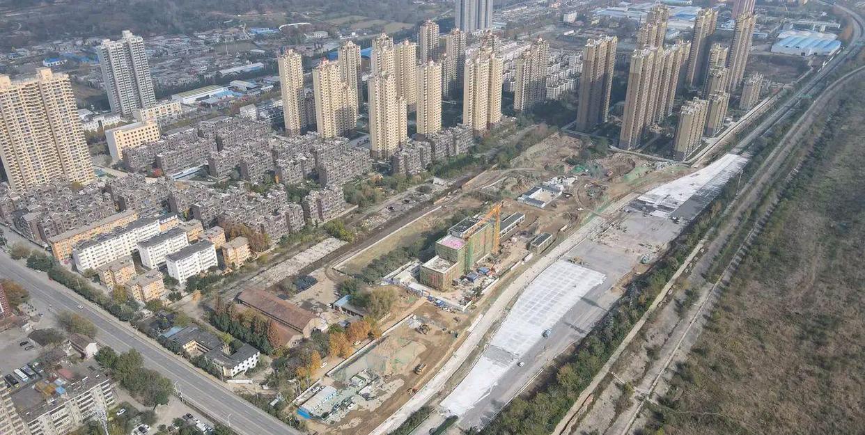 看连霍高速宝鸡新收费站建设，希望这座收费站只是“临时”建筑