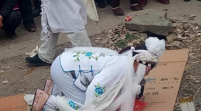 事业单位|职业哭丧人：哭一次给700，一年要哭176天，家人对此却非常不满