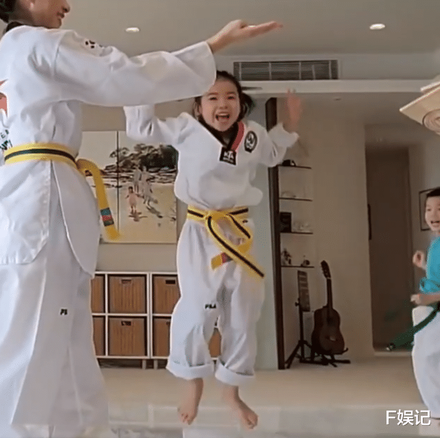 陈茵媺|陈茵媺当子女师妹学跆拳道初见成效 与女儿一起晋升段位表现兴奋