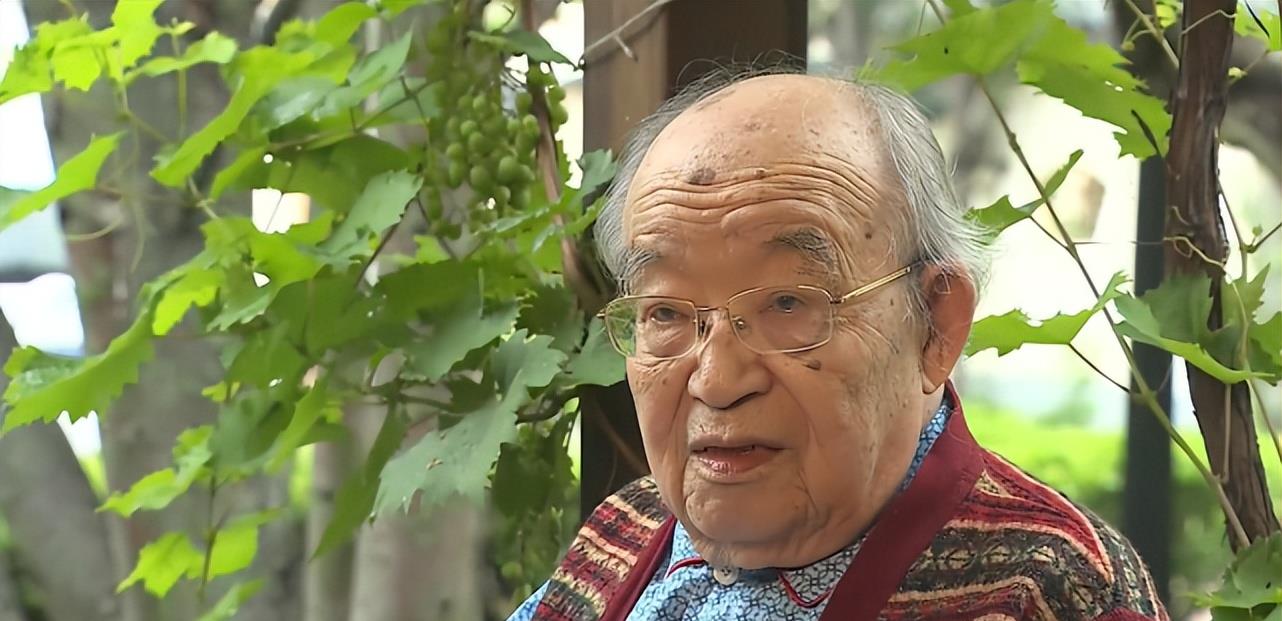 95岁词作家乔羽离世，去年曾空降春晚舞台，李谷一晒珍贵合影悼念