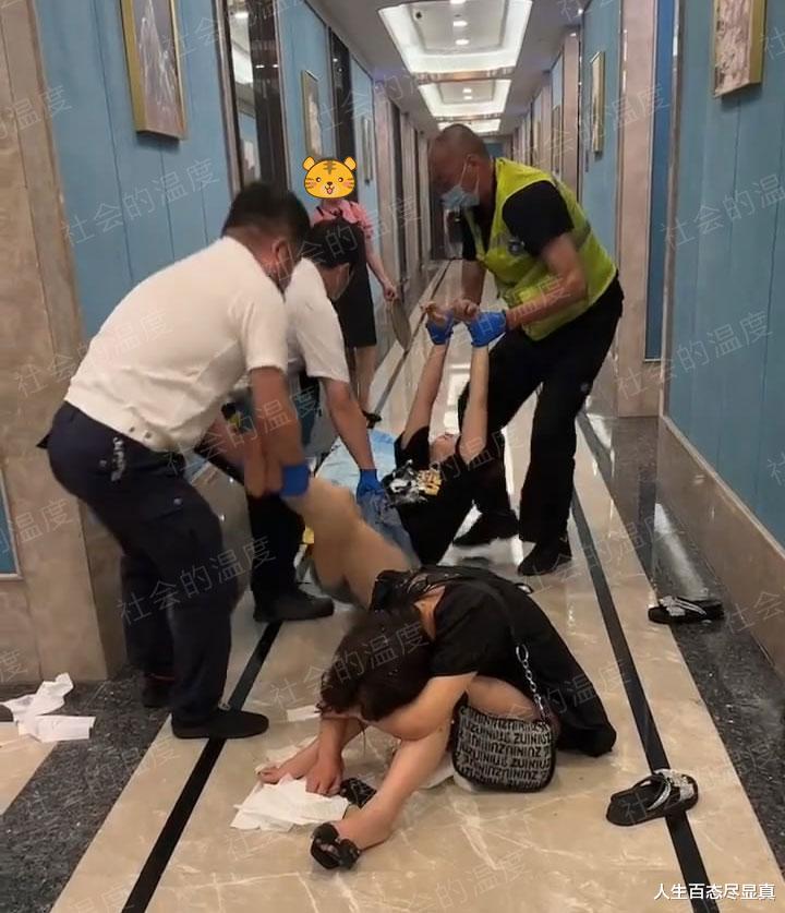 女孩在酒店喝酒谈生意被灌醉,倒在地上不省人事,客户趁乱溜之大吉