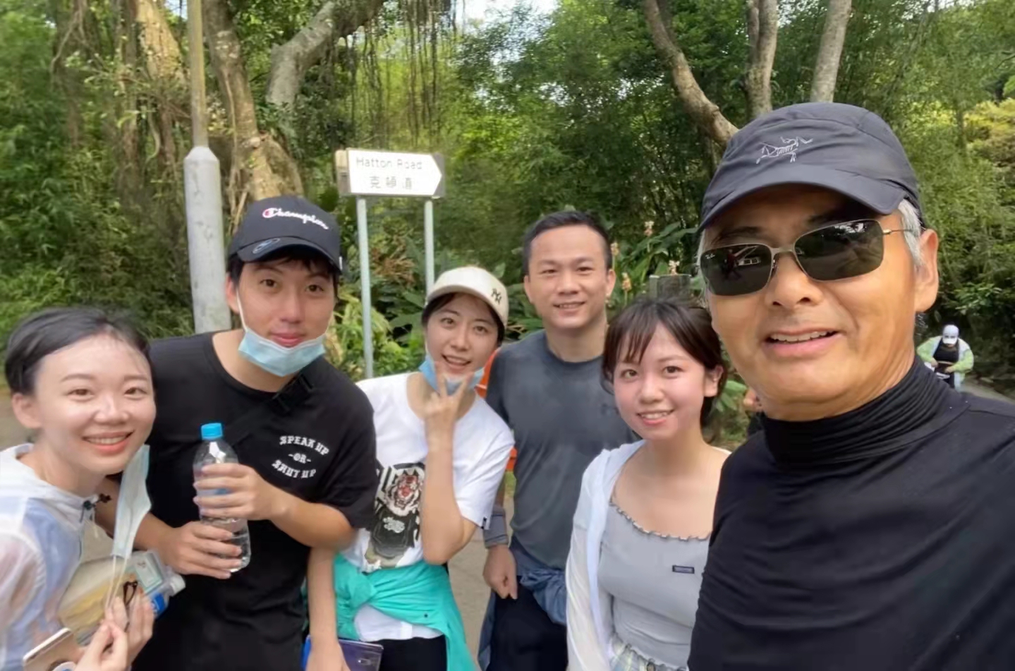 周润发|66岁周润发罕见同框廖碧儿，鬓角全白仍帅气，两人意外撞脸似父女