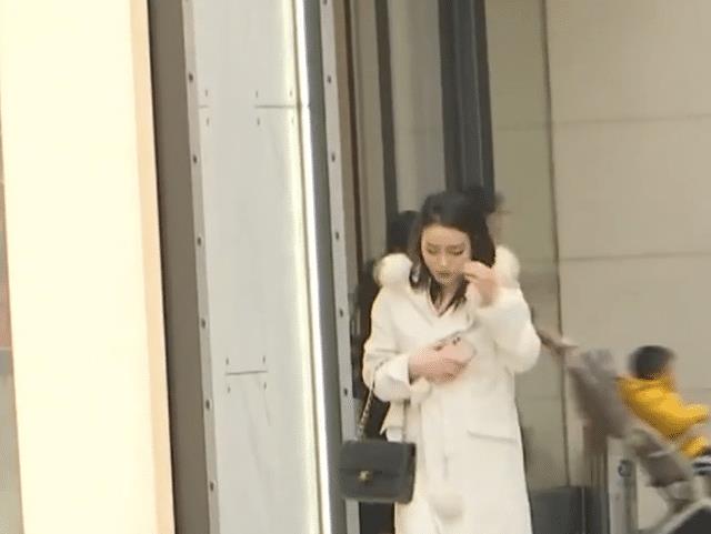 女模特和男网友初次约会,点2万元火锅,结果被对方揩完油后逃单