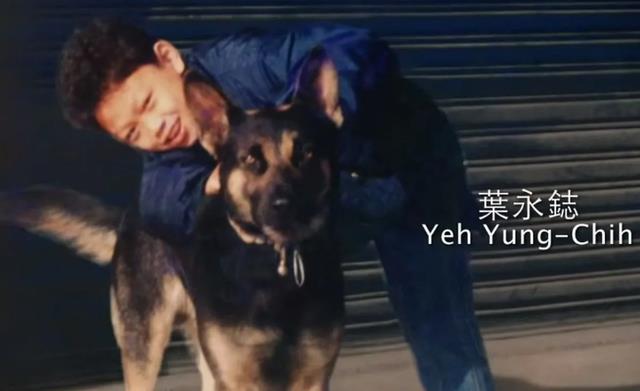 大妈围堵“粉色卫衣”男孩被骂上热搜后，网友：培养伪娘还有理了