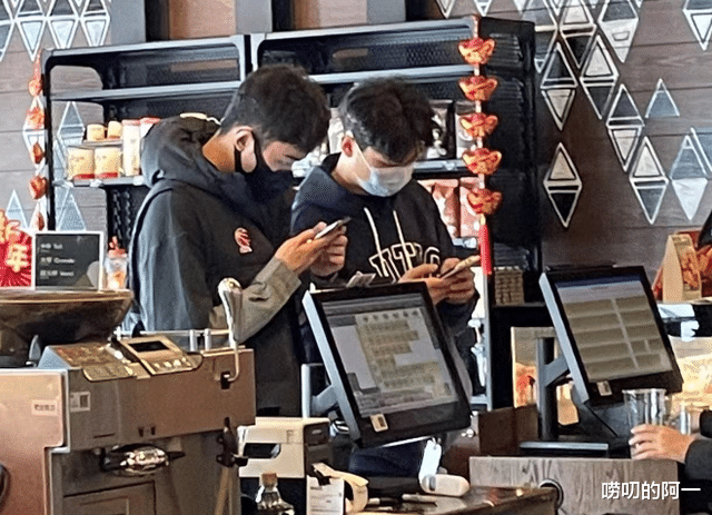 季后赛|广东队3消息：赵睿现身餐厅、马力克逗留上海、马尚穿球队T恤训练