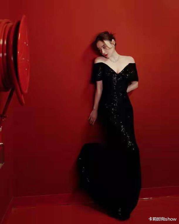 袁姗姗|袁姗姗的自律效果很明显，一袭修身礼服裙，不秀马甲线依然很显瘦