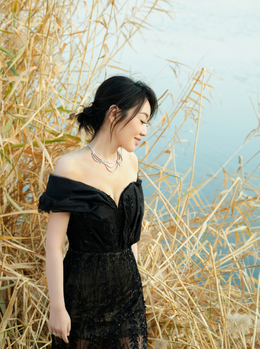 闫妮|51岁闫妮现身医院做体检！素颜出镜下巴超尖，单手插兜走路太霸气