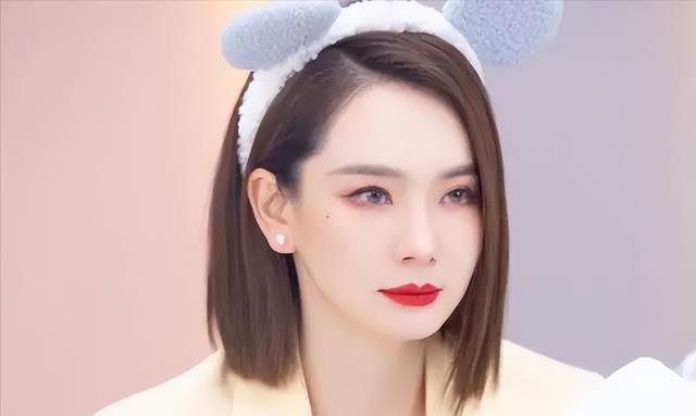 戚薇|戚薇被网友控诉直播卖假货，客服已给予十倍赔偿，但戚薇拒绝道歉