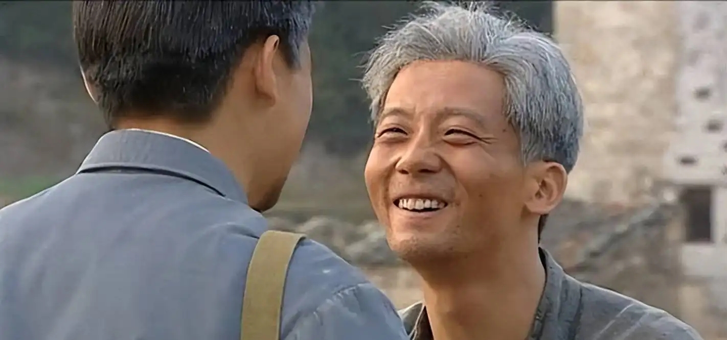 哮天犬|老戏骨“哮天犬”现身机场抽100元香烟，发现被拍藏烟动作亮了