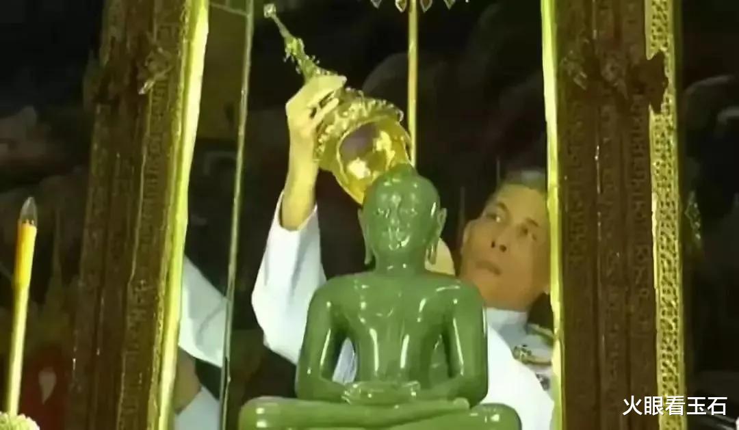翡翠|身价10亿的翡翠佛像,拥有3套金缕玉衣,泰王亲自更衣