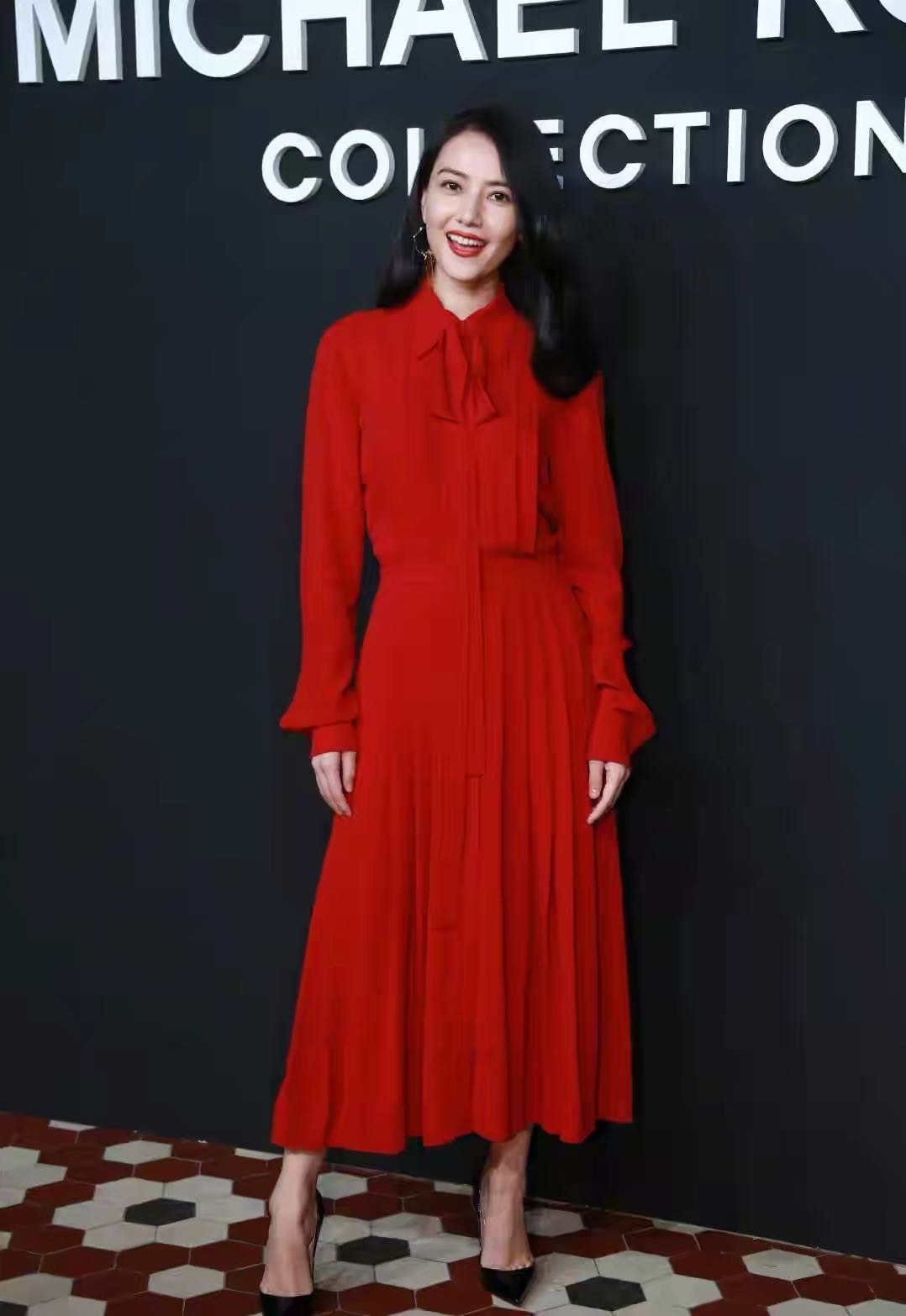 高圆圆|高圆圆王真儿现身活动，把王真儿衬托成路人，场面混乱粉丝挤红脸