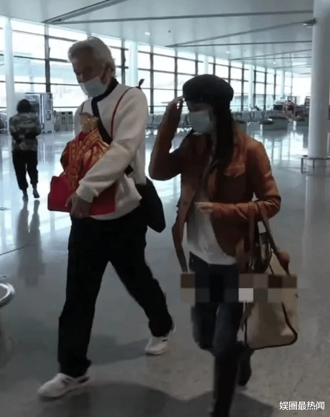 张庭|张庭夫妇风波后首露面，低头遮脸快步前行，林瑞阳怀中财神爷亮了