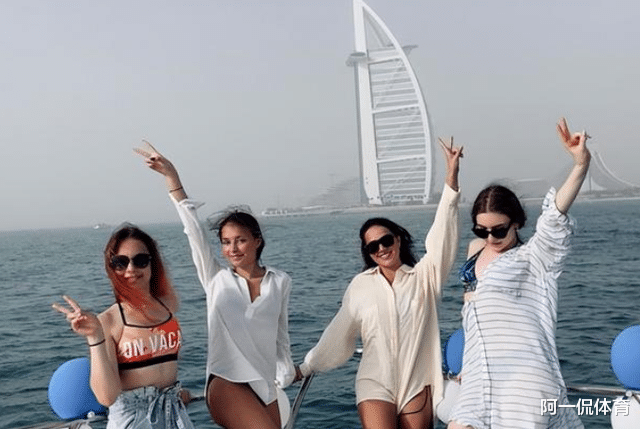 谢尔巴科娃|谢尔巴科娃变丑了?度假放飞自我晒成“黑娃”,优雅气质完全不在