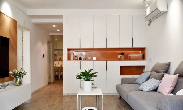 32岁阿姨的穷装新房火了，大白墙不吊顶，软装的力量实在是太强大