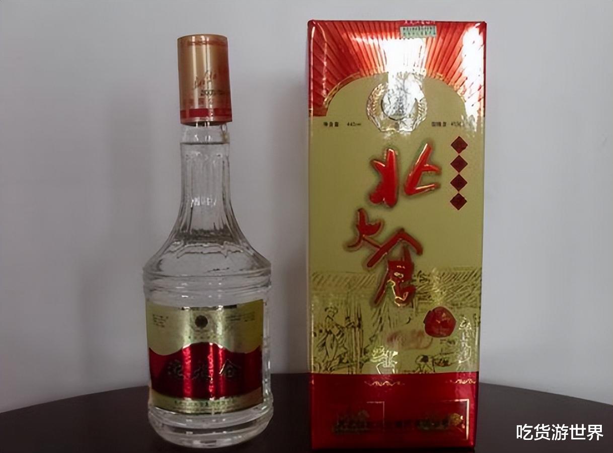 深夜成都烧烤摊,6个人喝了3瓶茅台,走后全都打碎,到底为何?