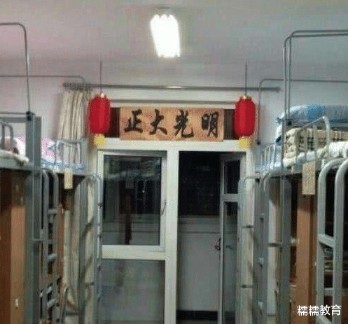 大学生“奇葩”的宿舍装饰,装饰前和室友多沟通,这真的交流过吗
