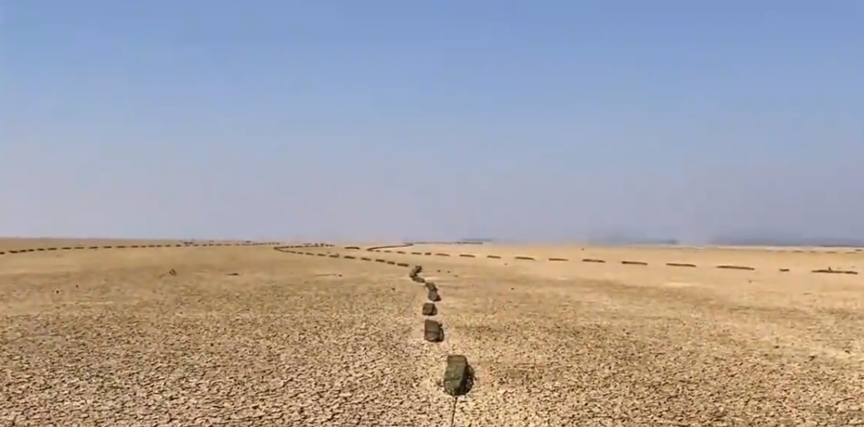 鄱阳湖|鄱阳湖巨型地笼，反说明钓鱼人是替下网电鱼者背锅，您说呢？