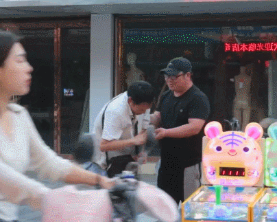 江苏男子被嘲“丧尸”,老婆也跑了,他靠卖烤红薯走红全网