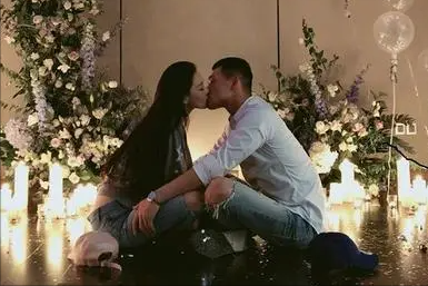 张馨予|何捷把张馨予当女儿宠!他手机里全是她照片,叫她“小孩”太甜蜜