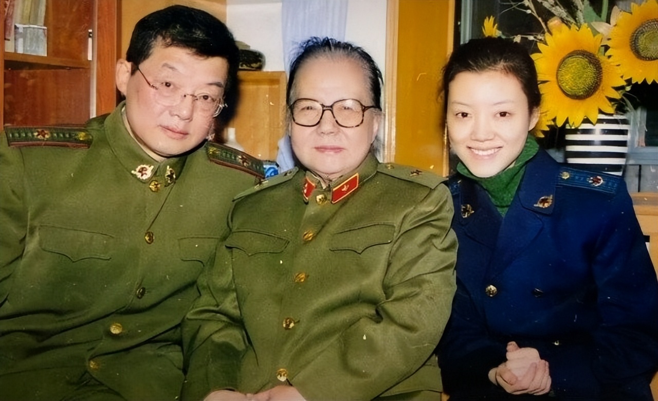 车晓|102岁车毅安详辞世，田华向老班长行军礼惹人泪目，车晓送别奶奶