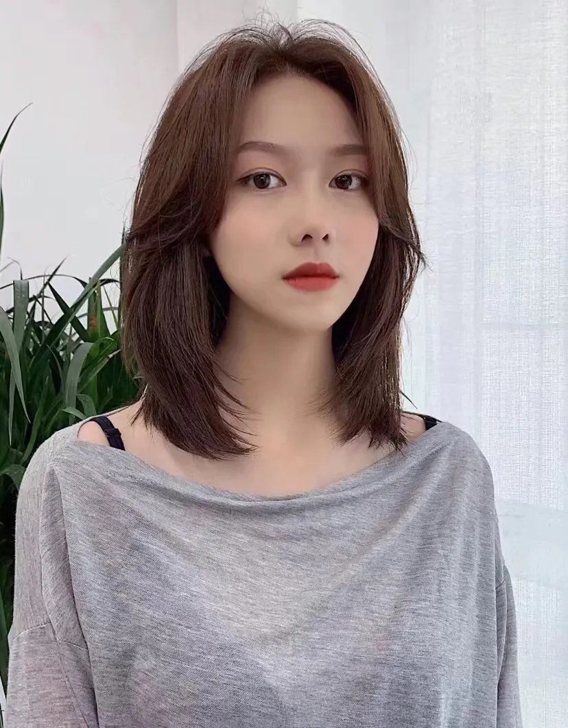 制服 这15款发型特别火，时尚不夸张，适合不同年龄段的女士