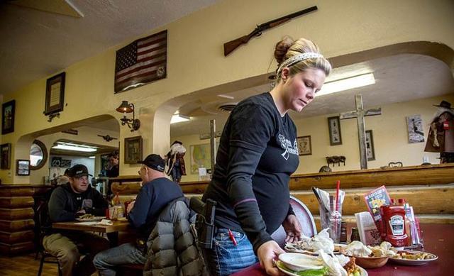 美国|越懒越穷？美国女博士，去底层打工，揭开美国穷人的真实生存困境