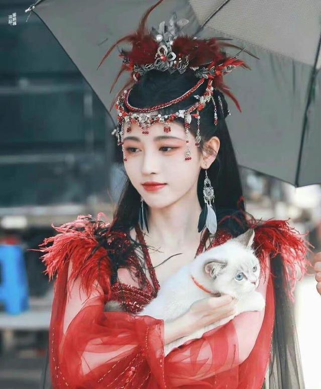 鞠婧祎|绝艳双姝！欧阳娜娜萌探新路透造型引热议，意外撞上鞠婧祎并未输