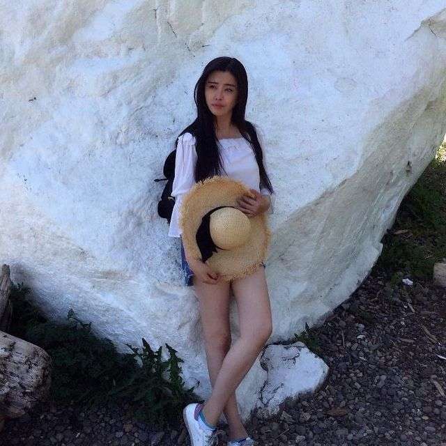 王祖贤|55岁王祖贤素颜现身海外寺庙,穿僧袍双手合十,身材发福仍优雅