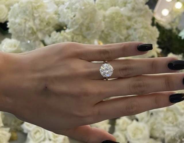 何猷君|何猷君前任二婚出嫁太风光!收千万元聘礼摆满屋,现场奢华如宫殿