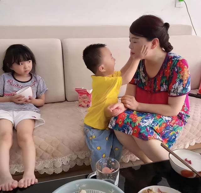 |杜新枝晒姚威旧照,家人合影显露端倪,姚威童年照穿女装显心酸