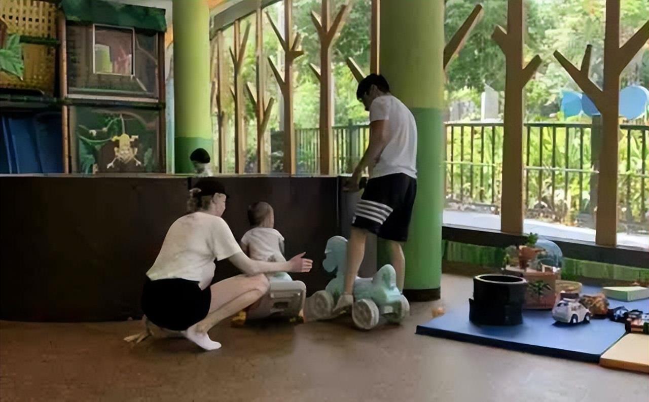 柯以柔|撒贝宁这“贵妃躺”太妖娆,洋妻子身材惊艳路人,女儿五官太精致