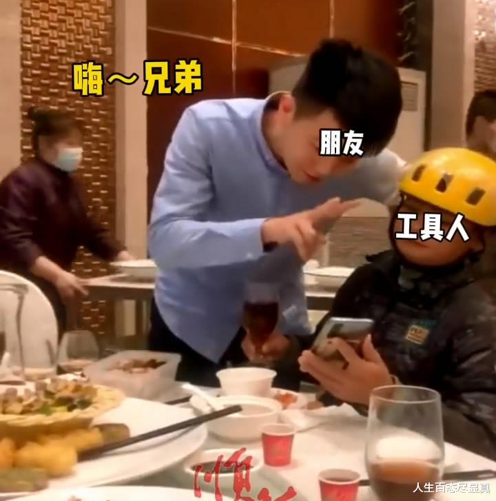 广东:外卖小哥代客吃席,尴尬得让人心疼,被人灌汤时脸都绿了