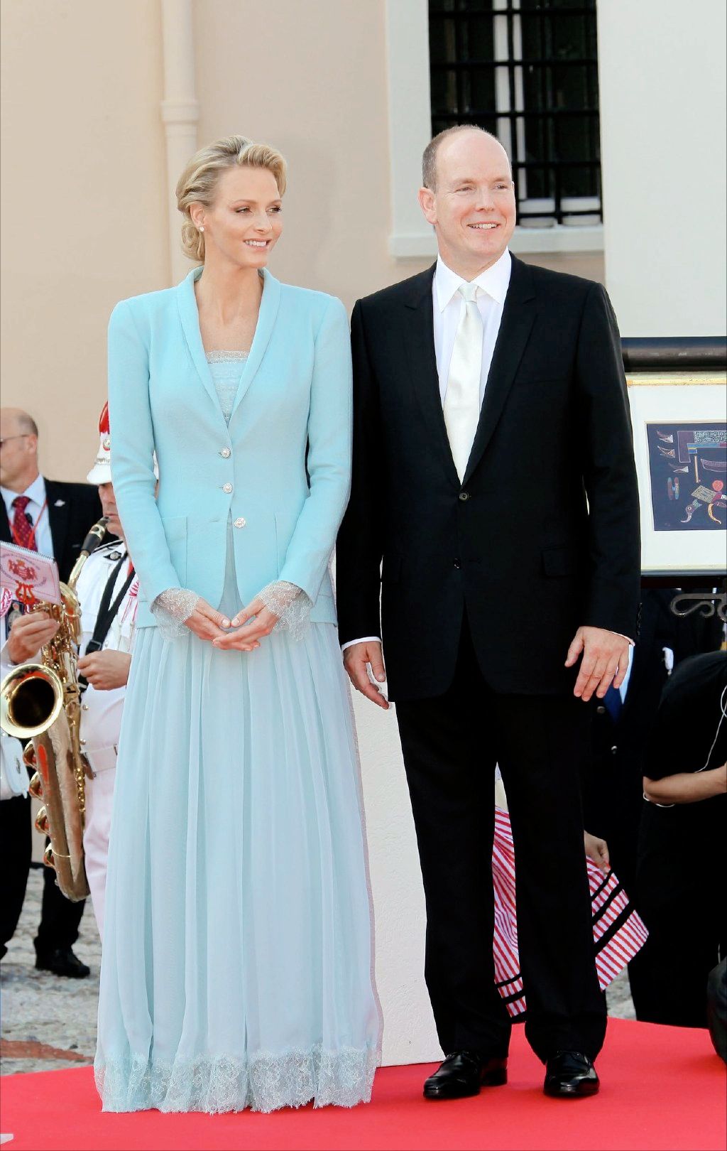 比起凯特王妃，42岁夏琳王妃才是真会穿！高定裙摇身一变太美了