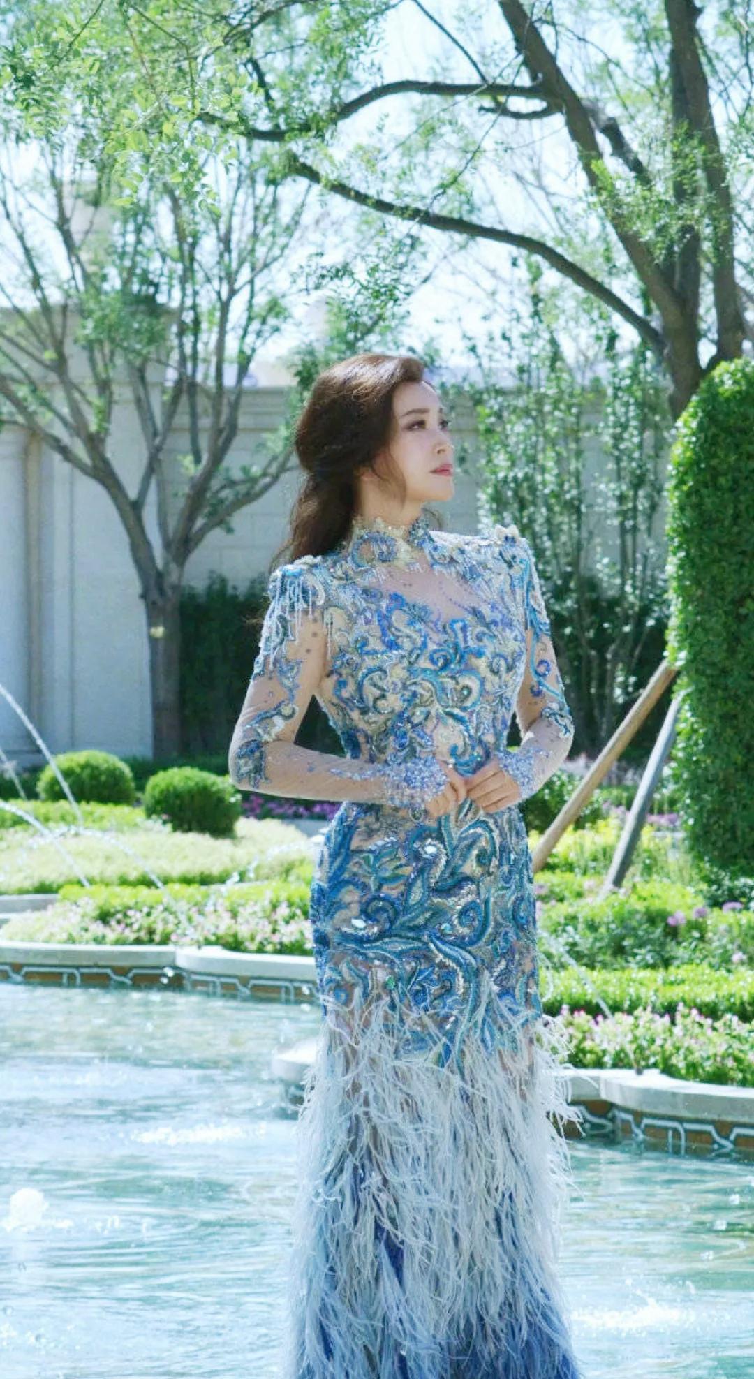 刘晓庆|刘晓庆晒性感美照,69岁穿鱼尾薄纱裙秀丰腴身材,白皙皮肤惹人羡