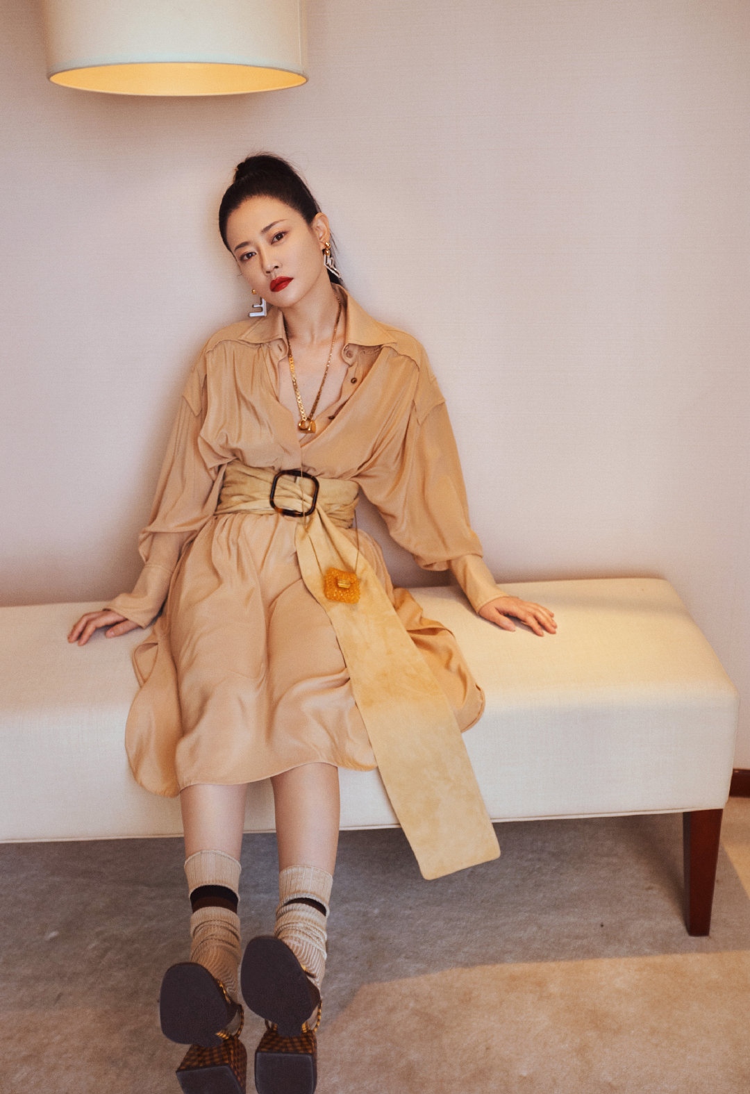 齐刘海 谭卓真有气质，蓝色条纹套装清新知性很干练，齐刘海短发很减龄