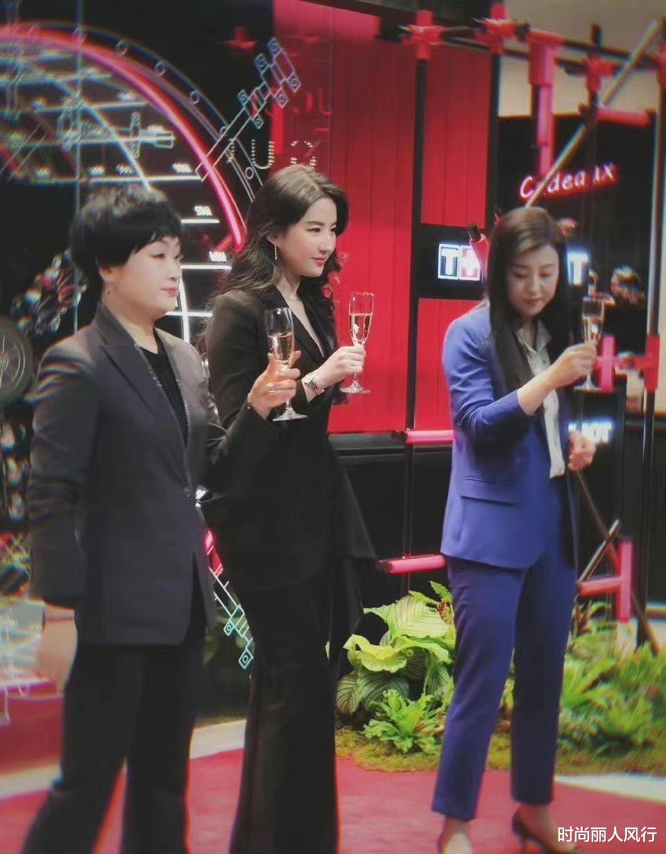 春晚|刘亦菲生图颜值大爆火!久违上热搜,穿黑西装霸气十足A炸了