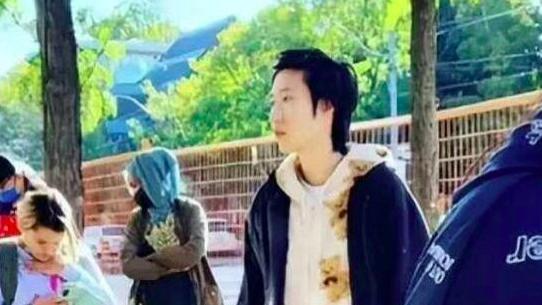 吴卓林|吴卓林寒风中排队领救济粮，生活窘迫到睡桥洞，父母皆在却像孤儿