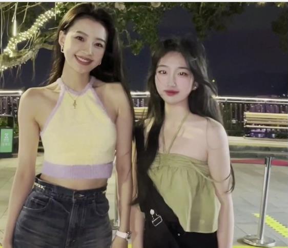 孙怡|孙怡穿1万元牛仔裤,穿百元吊带和网红合影,明星的光环遮不住