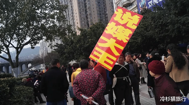 广东63岁大爷相亲找老伴,好酒好菜招待媒婆,结账时却发现不对劲