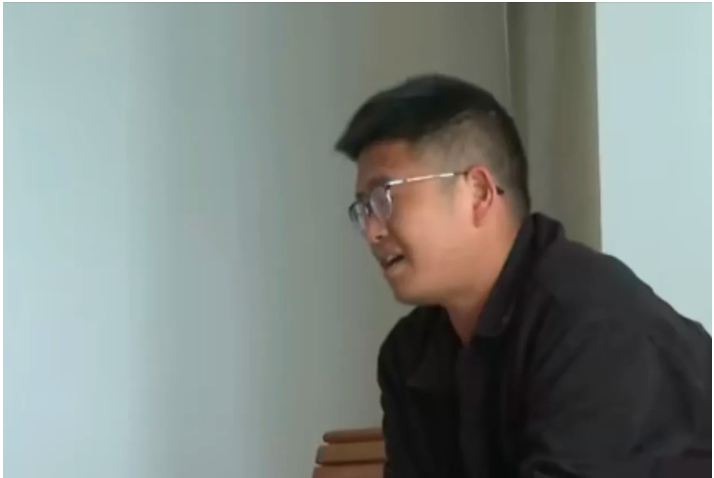 26岁男子,和妻子因琐事吵架,女子将丈夫的衣服扣子都剪掉,全部扔到楼下