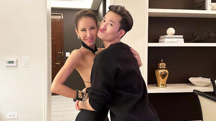 李玟|47岁李玟目测70斤！穿挂脖背心聚会瘦成骨头人，现场被男性搂腰满脸幸福