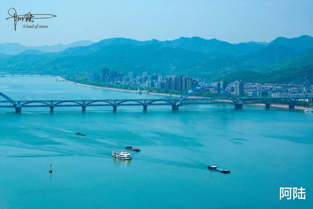 旅行|钱塘江不仅“潮水甲天下”，也有蔚蓝如海的一面，风景令人陶醉