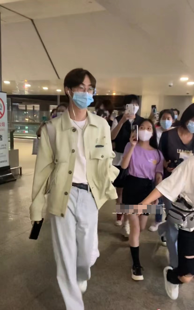 伊能静|伊能静儿子现身机场！走路姿势妖娆女人味十足，被指应当兵改造