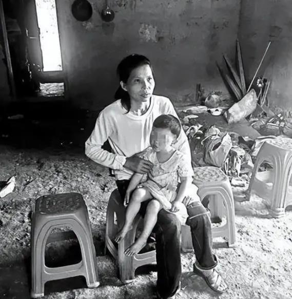 苏华|692分考入人大的伍继红，专业冷门没工作，后来流落山区成低保户