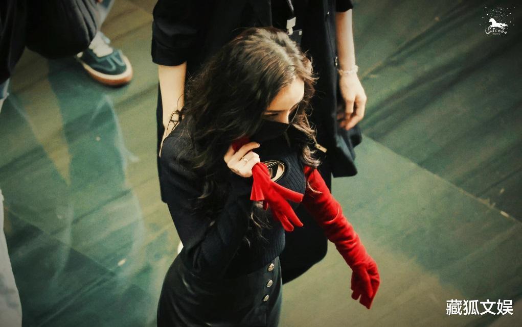 杨幂|杨幂《密逃4》开录!黑衫搭红手套酷似女超人,花臂错位图太好笑