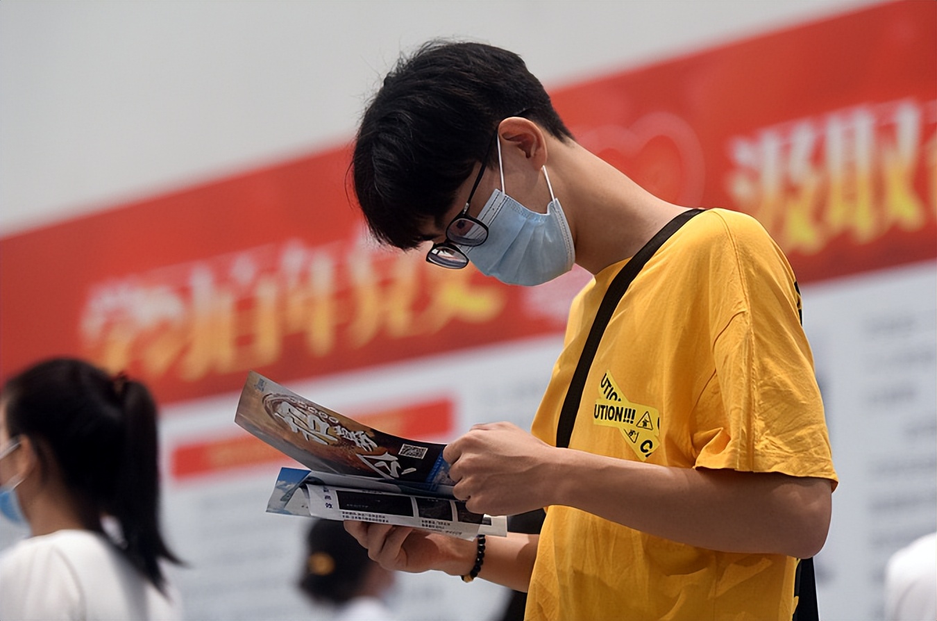 郑强|“找工作别挑三拣四”,郑强教授犀利点评,一句话“骂醒”年轻人